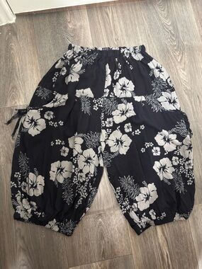 Black Floral Flowy Capris